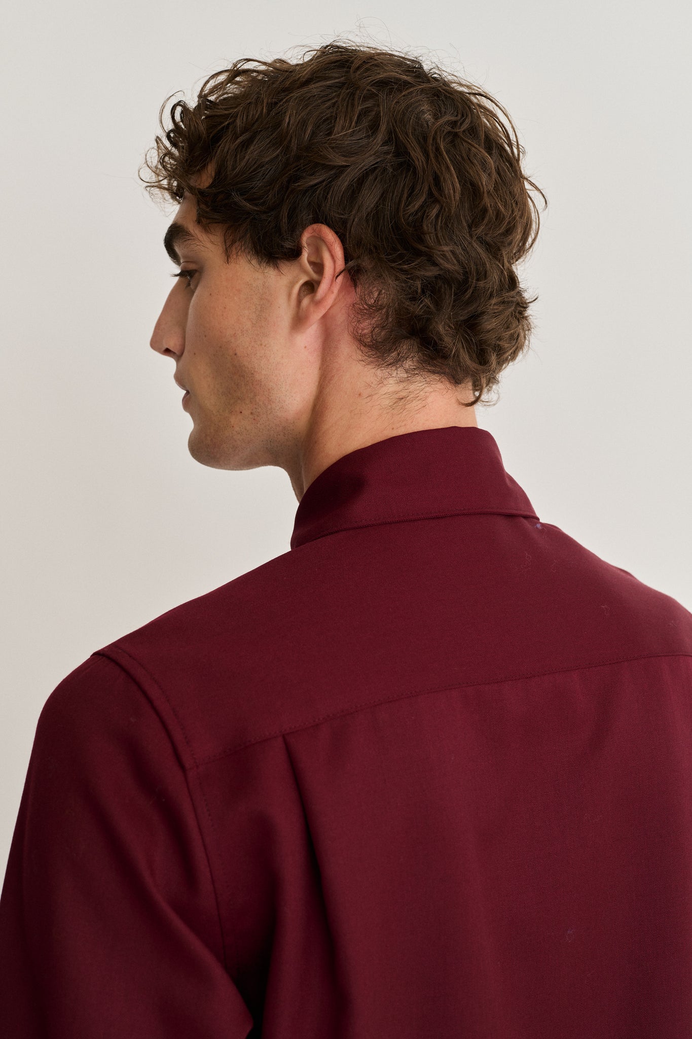 Pointed Collar Long Line Shirt in Lightweight Wool, MERLOT / S